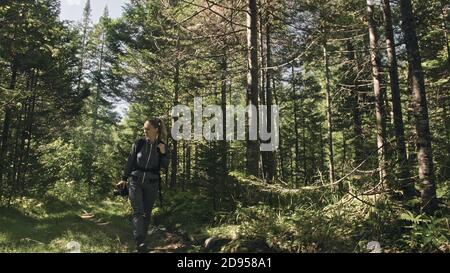 Meilleur photographie vue panoramique en forêt. Un caucasian woman shooting look magic nice. Prendre fille photo video appareil photo reflex sur mirrorless. Banque D'Images
