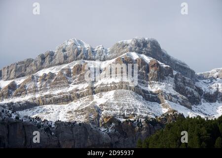 Les pics de Lecherines dans la vallée de Canfranc, les Pyrénées dans la province de Huesca, Aragon en Espagne. Banque D'Images