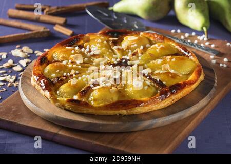 Tarte aux poires et aux amandes. Tarte aux poires amandine. Gastronomie France Banque D'Images
