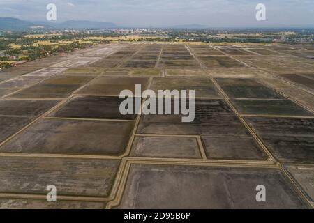 Champs de sel de Krong Kampot au Cambodge Asie Drone aérienne photo vue Banque D'Images