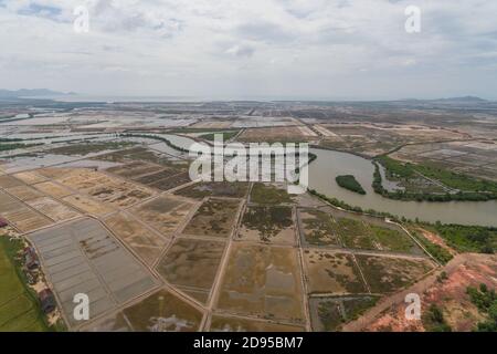 Paysage de Krong Kampot, rivière Praek Tuek Chhu, montagnes des éléphants à Kampot Cambodge Asie Drone aérienne photo Banque D'Images