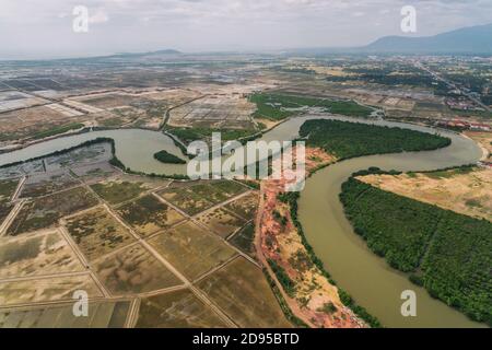 Paysage de Krong Kampot, rivière Praek Tuek Chhu, montagnes des éléphants à Kampot Cambodge Asie Drone aérienne photo Banque D'Images