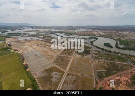 Paysage de Krong Kampot, rivière Praek Tuek Chhu, montagnes des éléphants à Kampot Cambodge Asie Drone aérienne photo Banque D'Images