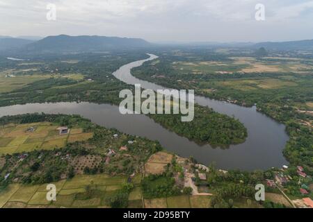 Paysage de Krong Kampot, rivière Praek Tuek Chhu, montagnes des éléphants à Kampot Cambodge Asie Drone aérienne photo Banque D'Images