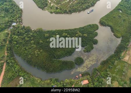 Paysage de Krong Kampot, rivière Praek Tuek Chhu, montagnes des éléphants à Kampot Cambodge Asie Drone aérienne photo Banque D'Images