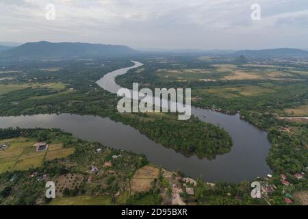 Paysage de Krong Kampot, rivière Praek Tuek Chhu, montagnes des éléphants à Kampot Cambodge Asie Drone aérienne photo Banque D'Images