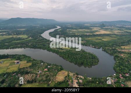 Paysage de Krong Kampot, rivière Praek Tuek Chhu, montagnes des éléphants à Kampot Cambodge Asie Drone aérienne photo Banque D'Images