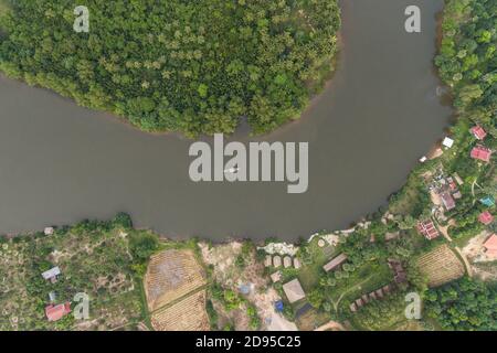 Paysage de Krong Kampot, rivière Praek Tuek Chhu, montagnes des éléphants à Kampot Cambodge Asie Drone aérienne photo Banque D'Images