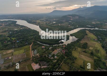 Paysage de Krong Kampot, rivière Praek Tuek Chhu, montagnes des éléphants à Kampot Cambodge Asie Drone aérienne photo Banque D'Images