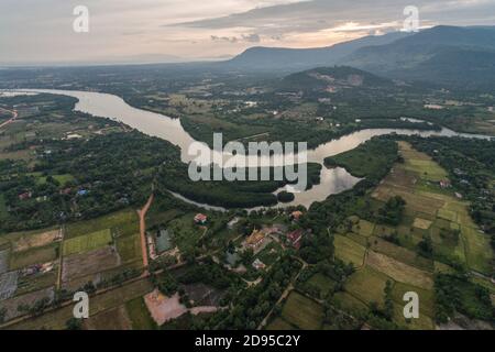 Paysage de Krong Kampot, rivière Praek Tuek Chhu, montagnes des éléphants à Kampot Cambodge Asie Drone aérienne photo Banque D'Images