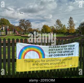 Avis à l'extérieur de l'aire de jeux pour enfants au parc Fermyn Woods, Nhants, Angleterre, environ 2 distances sociales pendant la crise du coronavirus, octobre 2020. Banque D'Images