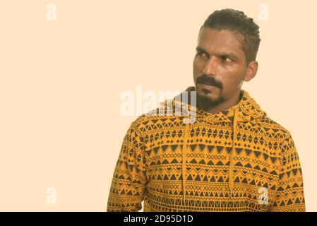 Portrait d'un jeune homme indien barbu portant un sweat à capuche Banque D'Images