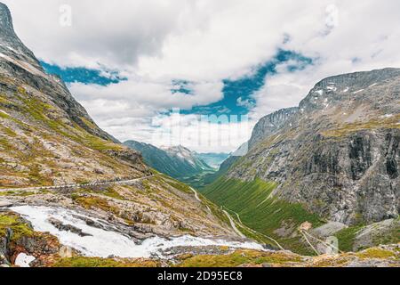 Trollstigen, Andalsnes, Norvège. Route de la montagne en serpentin Trollstigen. Célèbre site norvégien et destination populaire. Norwegian County Road 63 po Banque D'Images