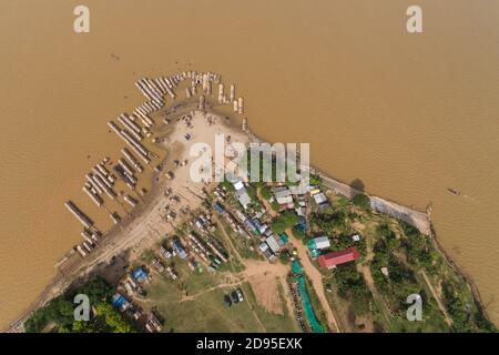 Koh Dach - Plage locale de l'île de la soie, île sur le Mékong à Phnom Penh Cambodge Asie Drone vue photo Banque D'Images