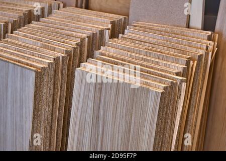 Étagères empilées. Tablettes en panneaux de placage. Production de meubles en bois. Fabrication de meubles. Gros plan Banque D'Images