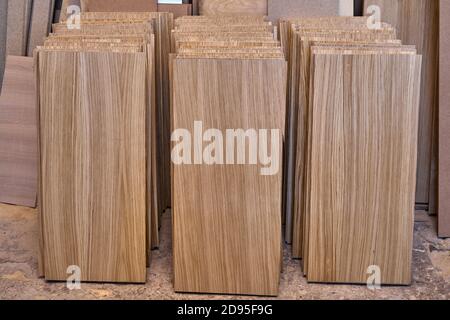 Étagères empilées. Tablettes en panneaux de placage. Production de meubles en bois. Fabrication de meubles. Gros plan Banque D'Images