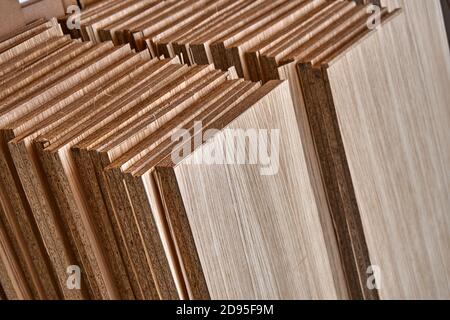 Étagères empilées. Tablettes en panneaux de placage. Production de meubles en bois. Fabrication de meubles. Gros plan Banque D'Images