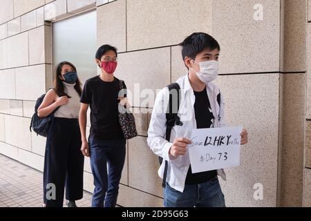 Hong Kong, Chine. 03ème novembre 2020. L'activiste Lester Shum (R) portant un masque facial porte un écriteau qui indique que Save 12 HK Young Day #73 lorsqu'il arrive à West Kowloon Magistrates' court avec Eddie Chu (C) et Gwyneth Ho (L).26 des militants pro-démocratie de Hong Kong, y compris le magnat des médias Jimmy Lai et Joshua Wong, apparaissent devant le tribunal Après avoir été inculpé pour avoir participé ou incité d'autres personnes à participer à une assemblée illégale liée à une veillée du 4 juin interdisant commémorant la répression de la Sqaure de Tienanmen. Crédit : SOPA Images Limited/Alamy Live News Banque D'Images