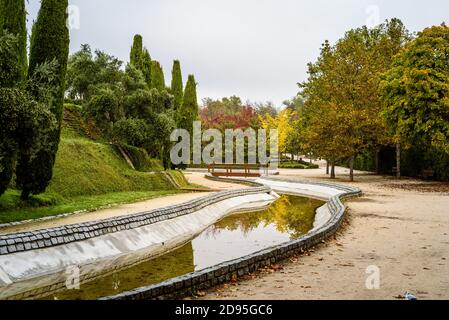 Scène du parc Buen Retiro à Madrid pendant le tombez avec des couleurs vives et les chemins couverts de déchus feuilles Banque D'Images