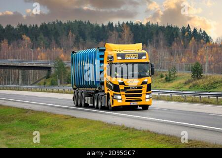 Le camion Scania R500 de TransPeltola Oy transporte le conteneur Bruhn Spedition sur autoroute en automne. Salo, Finlande. 31 octobre 2020. Banque D'Images