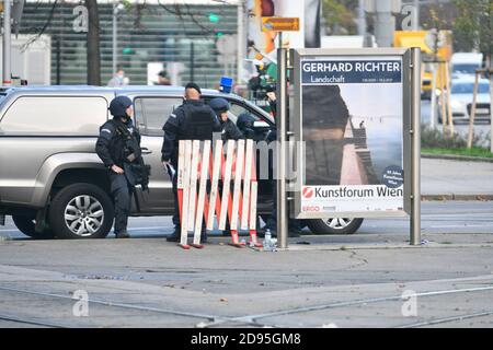 Vienne, Autriche. 03ème novembre 2020. Attentat terroriste à Vienne le 2 octobre 2020. Le premier quartier de Vienne est encore en cordonée. Jusqu'à présent, il y a eu 3 morts et 15 blessés graves. Credit: Franz PERC / Alamy Live News Banque D'Images