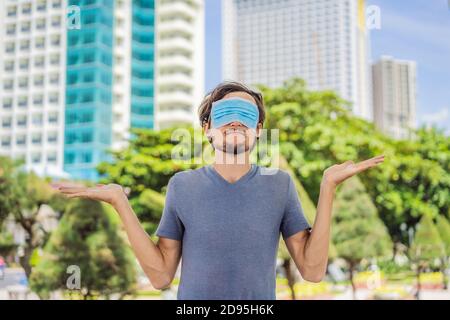 Concept de port incorrect du masque. Homme portant un masque erroné Banque D'Images