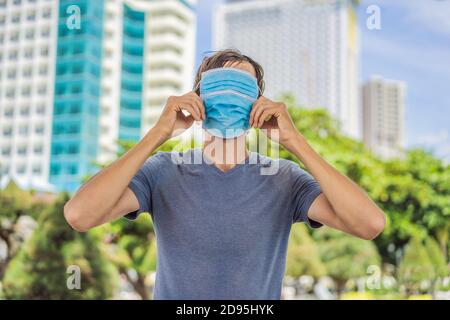 Concept de port incorrect du masque. Homme portant un masque erroné Banque D'Images