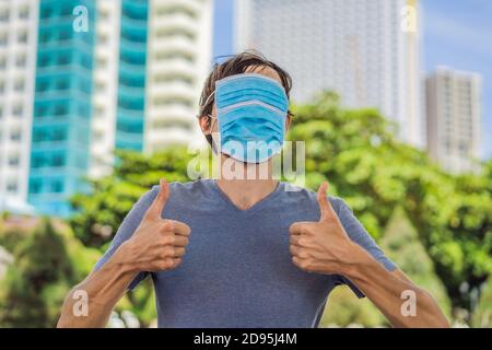 Concept de port incorrect du masque. Homme portant un masque erroné Banque D'Images