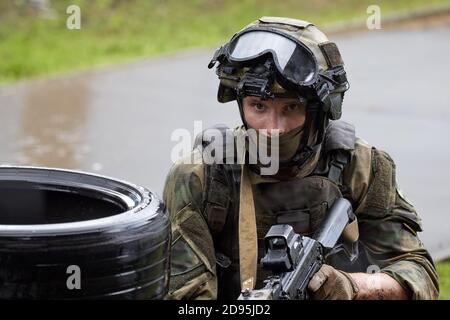 30 juillet 2020, Moscou, Russie: Un officier d'unité spéciale a pris des positions défensives dans la pluie battante.la finale de la compétition de triathlon à but spécial dans la région de Moscou. Le concours a eu lieu au Centre de formation spéciale de Vityaz. L'organisateur du concours est le fondateur du traditionnel pour les forces spéciales russes qui passe l'examen pour le droit de porter le héros beret honoraire Krapovy de Russie Sergei Ivanovitch Lysyuk. Le concours comprend : - surmontant le parcours d'obstacle pendant un moment en uniforme, avec un casque de protection et avec une arme de service dans un étui, practica Banque D'Images