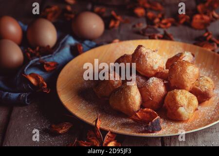 Le Bunuelos de viento est une pâtisserie colombienne traditionnelle au frit profond. Donut de Pâques espagnol. Les beignets mexicains dorés, croustillants et sucrés à la tortilla sont Banque D'Images