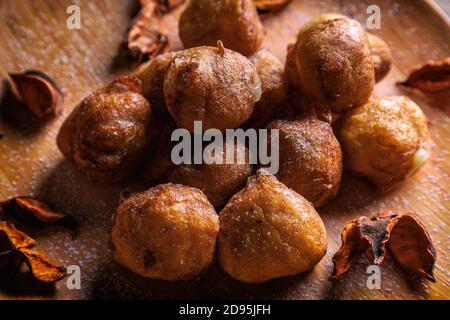 Le Bunuelos de viento est une pâtisserie colombienne traditionnelle au frit profond. Donut de Pâques espagnol. Les beignets mexicains dorés, croustillants et sucrés à la tortilla sont Banque D'Images