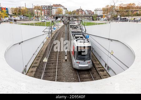 Métro à l'entrée du tunnel de l'arrêt Bilk Banque D'Images