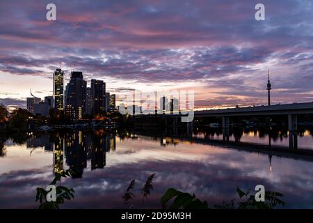 Vue sur le coucher du soleil dans le quartier financier de Vienne 'Dube City' (Donau City) Avec des bâtiments d'entreprise et des gratte-ciels à côté du vieux Danube Banque D'Images