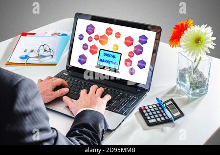 Homme tapant sur un ordinateur portable montrant un concept de marketing numérique Banque D'Images