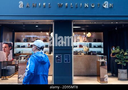 Hong Kong, Chine. 18 octobre 2020. Boutique Daniel Wellington, marque horlogère suédoise, vue à Hong Kong. Crédit: Budrul Chukrut/SOPA Images/ZUMA Wire/Alay Live News Banque D'Images