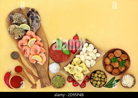 Un soleil italien pour une alimentation saine et équilibrée à faible taux de cholestérol, avec fruits de mer, pâtes, légumes, boulettes de viande, fromage et sauces. Riche en antioxydant Banque D'Images