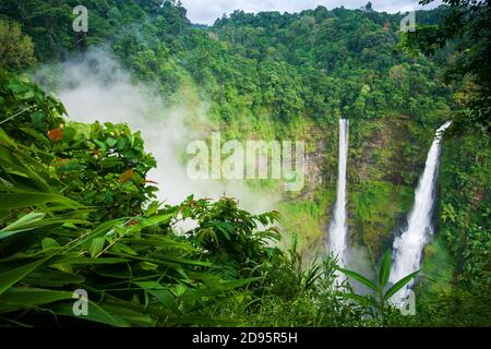 Paysages TAD Fane cascades dans la brume matinale, cascade jumeau magique en saison de pluie, attractions touristiques dans le sud du Laos. Banque D'Images