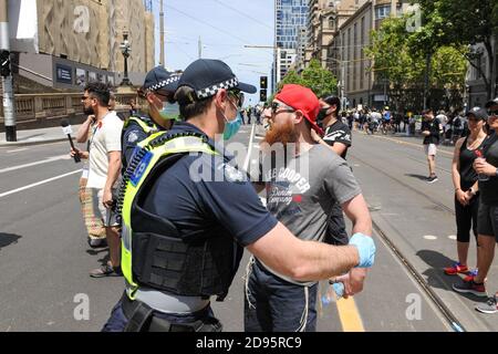 Melbourne, Australie, le 03 novembre 2020, la police a arrêté un homme protestant dans les rues devant le Parlement de l'État lors d'une autre manifestation de la Journée de la liberté, le Melbourne Cup Day, exigeant la démission du premier ministre Daniel Andrews au sujet des lois sur le confinement. Crédit : Michael Currie/Alay Live News Banque D'Images