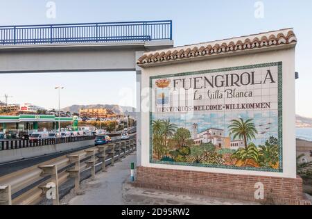 Bienvenue panneau en céramique panneau en tuiles piquante entrée de la ville de Fuengirola, le long de l'autoroute N340, Costa del sol, Malaga, Andalousie, Espagne. Banque D'Images