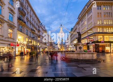 Vue sur les boutiques et la statue sur Graben au crépuscule, Vienne, Autriche, Europe Banque D'Images