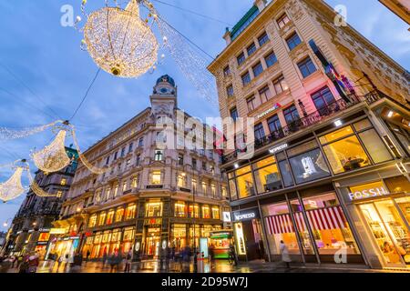 Vue sur les magasins et les lumières de Noël sur Graben au crépuscule, Vienne, Autriche, Europe Banque D'Images