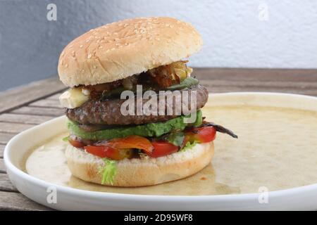 hamburger au fromage fait maison comme nourriture malsaine Banque D'Images