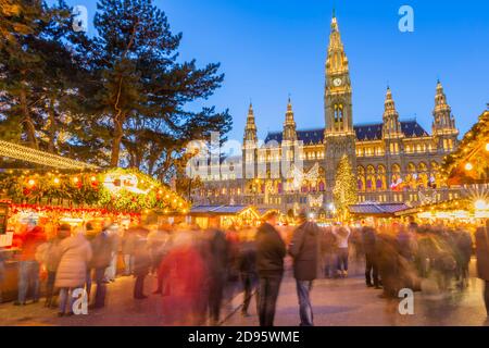 Rathaus et étals du marché de Noël de nuit dans Rathausplatz, Vienne, Autriche, Europe Banque D'Images