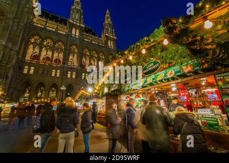 Rathaus et Marché de Noël dans la nuit dans Rathausplatz, Vienne, Autriche, Europe Banque D'Images