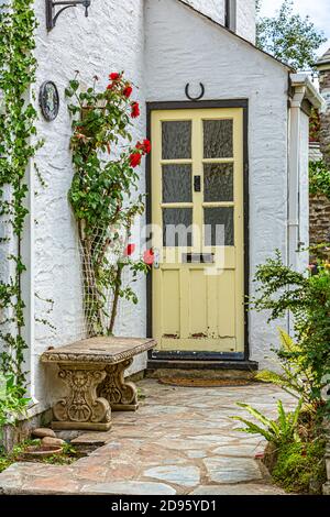 Une vieille porte jaune d'un chalet dans Cornwall Banque D'Images