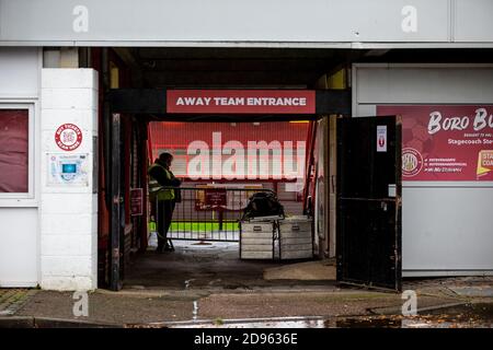 Un steward se tient devant l'entrée des joueurs dans un stade de football vide Du jeu joué derrière des portes fermées pendant la pandémie de Covid-19 En Angleterre au Royaume-Uni Banque D'Images