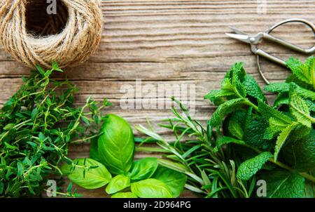 Herbes fraîches sur fond de bois vue de dessus Banque D'Images