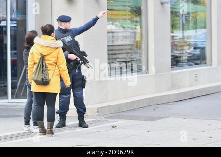 Vienne, Autriche. 03ème novembre 2020. Attentat terroriste à Vienne le 2 octobre 2020. Le premier quartier de Vienne est encore en cordonée. Jusqu'à présent, il y a eu 4 morts et 15 blessés graves. Credit: Franz PERC / Alamy Live News Banque D'Images