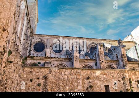 Fenêtres et contreforts sur le côté de la cathédrale de Cuenca, Espagne Banque D'Images