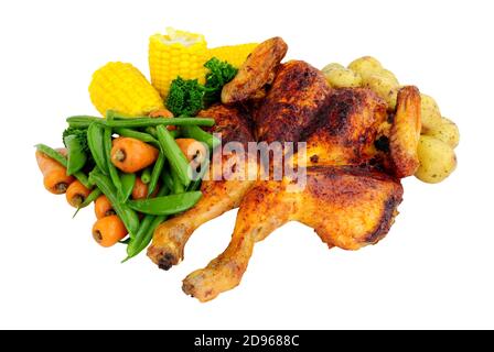 Poulet rôti au spachcock avec assaisonnement au piri et légumes mélangés isolé sur un fond blanc Banque D'Images